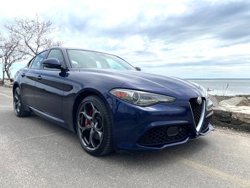 Photo 3 of 21 of 2018 Alfa Romeo Giulia Ti Sport